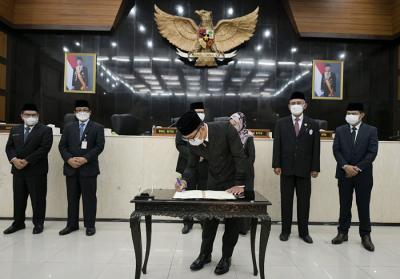 Gubernur Jabar Ridwan Kamil menghadiri Rapat Paripurna DPRD di Ruang Sidang DPRD Jabar, Jumat (28/5/2021).