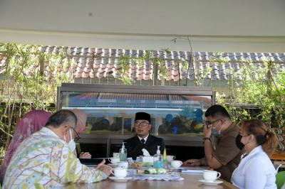 Gubernur Jawa Barat Ridwan Kamil menerima kunjungan kerja Staf Khusus Presiden Republik Indonesia Angkie Yudistia di Gedung Pakuan, Jawa Barat, Jumat (28/5/2021