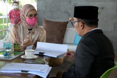 Gubernur Jawa Barat Ridwan Kamil menerima kunjungan kerja Staf Khusus Presiden Republik Indonesia Angkie Yudistia di Gedung Pakuan, Jawa Barat, Jumat (28/5/2021
