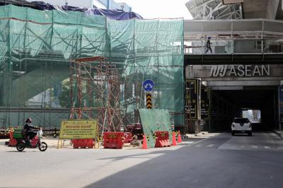 Pekerja menyelesaikan pembangunan proyek jembatan layang atau skybridge untuk integrasi Halte Transjakarta CSW di stasiun MRT ASEAN, Jakarta, Jumat (28/5/2021).