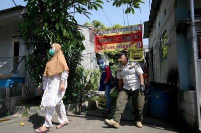 Petugas medis melakukan tes usap kepada warga Kelurahan Srengseng Sawah, Jagakarsa, Jakarta Selatan, Jumat (28/5/2021).