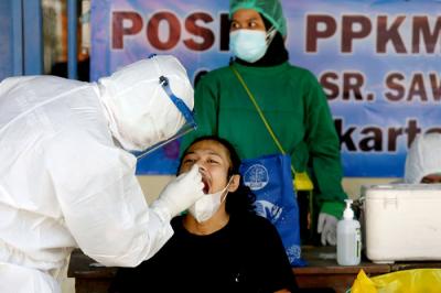 Petugas medis melakukan tes usap kepada warga Kelurahan Srengseng Sawah, Jagakarsa, Jakarta Selatan, Jumat (28/5/2021).