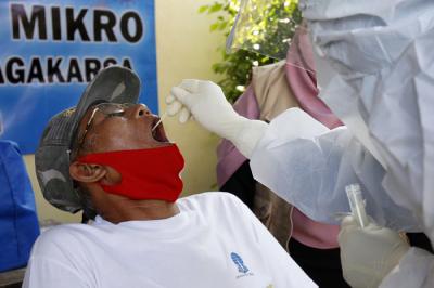 Petugas medis melakukan tes usap kepada warga Kelurahan Srengseng Sawah, Jagakarsa, Jakarta Selatan, Jumat (28/5/2021).