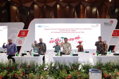 Jajaran Direksi dan Komisaris PT Telkom mengikuti RUPST di Jakarta, Jumat (28/5/2021).