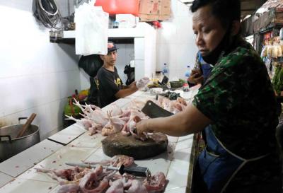 Pedagang memotong daging ayam di Pasar Tradisional Kemayoran, Jakarta Pusat, Sabtu (29/5/2021).