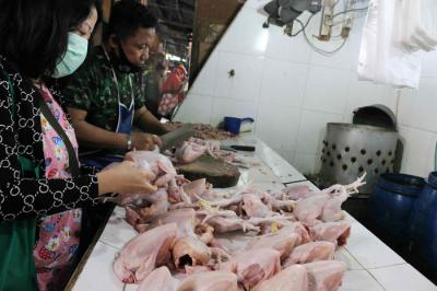 Pedagang memotong daging ayam di Pasar Tradisional Kemayoran, Jakarta Pusat, Sabtu (29/5/2021).