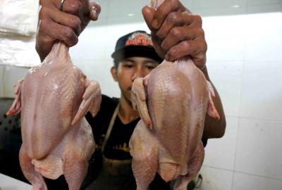 Pedagang memotong daging ayam di Pasar Tradisional Kemayoran, Jakarta Pusat, Sabtu (29/5/2021).
