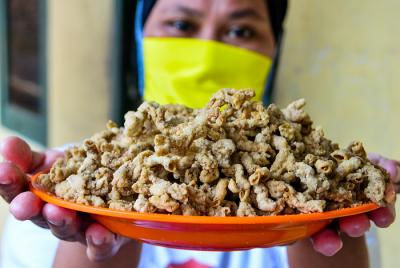 Pekerja menyelesaikan produksi makanan keripik usus goreng di Depok, Jawa Barat, Jumat (28/5/2021).