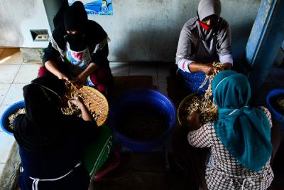 Pekerja menyelesaikan produksi makanan keripik usus goreng di Depok, Jawa Barat, Jumat (28/5/2021).