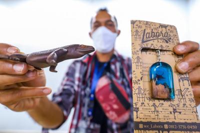 Seniman memerankan tarian kontemporer dalam acara Animal Pop Komodo Goes to Jakarta di Stasiun MRT Bundaran HI, Jakarta, Minggu (30/5/2021).