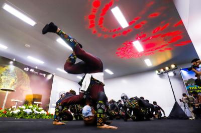 Seniman memerankan tarian kontemporer dalam acara Animal Pop Komodo Goes to Jakarta di Stasiun MRT Bundaran HI, Jakarta, Minggu (30/5/2021).