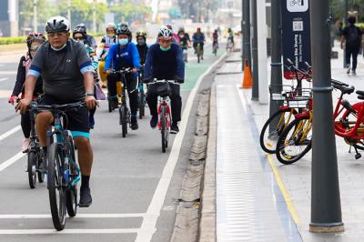 Pesepeda saat melintas di Jalan MH Thamrin, Jakarta Pusat, Minggu (30/5/2021).