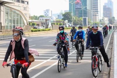Pesepeda saat melintas di Jalan MH Thamrin, Jakarta Pusat, Minggu (30/5/2021).