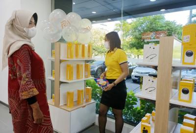 Karyawati melayani pelanggan di gerai terbaru Realme di Surabaya, Jawa Timur, Minggu (30/5/2021).