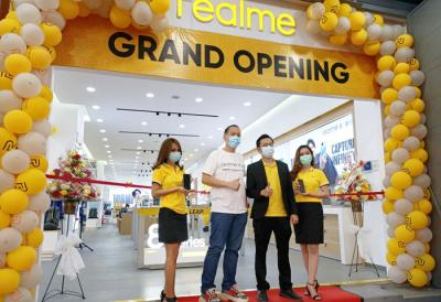 Karyawati melayani pelanggan di gerai terbaru Realme di Surabaya, Jawa Timur, Minggu (30/5/2021).