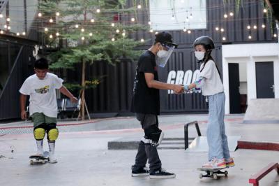 Sejumlah anak berlatih skateboard di Crooz Shophouse di kawasan Duren Tiga, Jakarta Selatan, Minggu (30/5/2021).