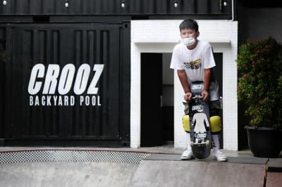 Sejumlah anak berlatih skateboard di Crooz Shophouse di kawasan Duren Tiga, Jakarta Selatan, Minggu (30/5/2021).