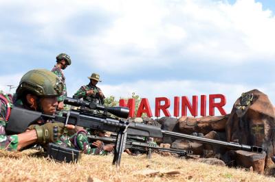 Prajurit Batalyon Intai Amfibi 2 Marinir mengikuti latihan menembak di Pusat Latihan Pertempuran Korps Marinir 5 Baluran, Situbondo, Senin (31/5/2021).