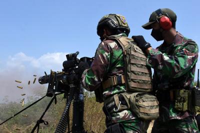 Prajurit Batalyon Intai Amfibi 2 Marinir mengikuti latihan menembak di Pusat Latihan Pertempuran Korps Marinir 5 Baluran, Situbondo, Senin (31/5/2021).