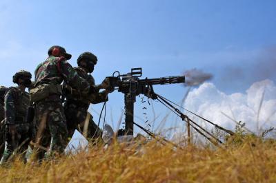 Prajurit Batalyon Intai Amfibi 2 Marinir mengikuti latihan menembak di Pusat Latihan Pertempuran Korps Marinir 5 Baluran, Situbondo, Senin (31/5/2021).