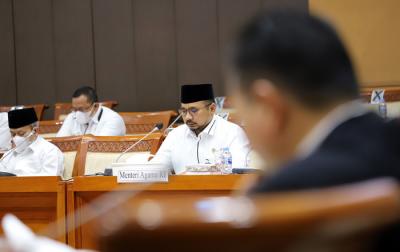 Menteri Agama Yaqut Cholil Qoumas menyampaikan pemaparan saat mengikuti rapat kerja dengan Komisi VIII DPR, di Kompleks Parlemen, Jakarta, Senin (31/5/2021).