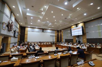 Menteri Agama Yaqut Cholil Qoumas menyampaikan pemaparan saat mengikuti rapat kerja dengan Komisi VIII DPR, di Kompleks Parlemen, Jakarta, Senin (31/5/2021).