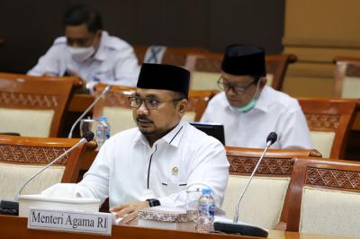 Menteri Agama Yaqut Cholil Qoumas menyampaikan pemaparan saat mengikuti rapat kerja dengan Komisi VIII DPR, di Kompleks Parlemen, Jakarta, Senin (31/5/2021).