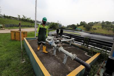 Pekerja mengawasi proses pengolahan limbah bahan beracun dan berbahaya (B3) di Nambo, Klapanunggal, Kabupaten Bogor, Senin (31/5/2021).