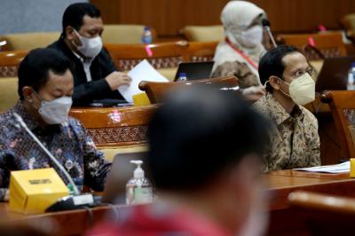 Mendikbudristek Nadiem Makarim mengikuti Rapat Kerja dengan Komisi X DPR di Kompleks Parlemen Senayan, Jakarta, Senin (31/5/2021).