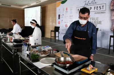 Peluncuran Jakarta Beef Up Fest 2021 juga menampilkan demo masak yang dilakukan oleh Celebrity Chef Chandra Yudasswara, Vania Wibisono dan Vindex Tengker.