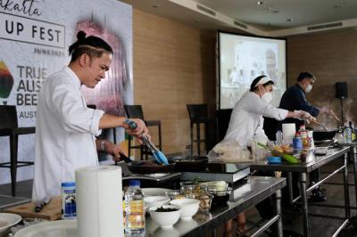 Peluncuran Jakarta Beef Up Fest 2021 juga menampilkan demo masak yang dilakukan oleh Celebrity Chef Chandra Yudasswara, Vania Wibisono dan Vindex Tengker.