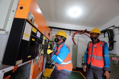 Petugas PLN lakukan pemeliharaan gardu distribusi listrik 20 kilo Volt tanpa pemadaman di Metland Menteng, Cakung, Jakarta Timur, Senin (31/5/2021).