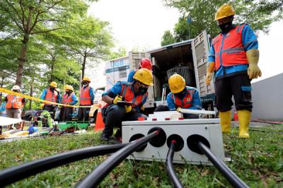 Petugas PLN lakukan pemeliharaan gardu distribusi listrik 20 kilo Volt tanpa pemadaman di Metland Menteng, Cakung, Jakarta Timur, Senin (31/5/2021).