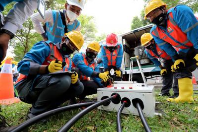 Petugas PLN lakukan pemeliharaan gardu distribusi listrik 20 kilo Volt tanpa pemadaman di Metland Menteng, Cakung, Jakarta Timur, Senin (31/5/2021).