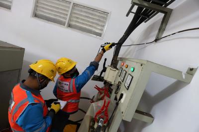 Petugas PLN lakukan pemeliharaan gardu distribusi listrik 20 kilo Volt tanpa pemadaman di Metland Menteng, Cakung, Jakarta Timur, Senin (31/5/2021).