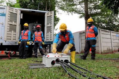 Petugas PLN lakukan pemeliharaan gardu distribusi listrik 20 kilo Volt tanpa pemadaman di Metland Menteng, Cakung, Jakarta Timur, Senin (31/5/2021).