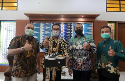 Gubernur Jawa Barat Ridwan Kamil menerima kunjungan Wakil Gubernur Sumatera Barat Audy Joinaldy di Gedung Sate, Bandung, Senin (31/5/2021).