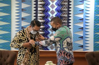 Gubernur Jawa Barat Ridwan Kamil menerima kunjungan Wakil Gubernur Sumatera Barat Audy Joinaldy di Gedung Sate, Bandung, Senin (31/5/2021).