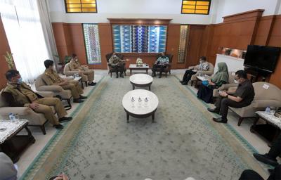 Gubernur Jawa Barat Ridwan Kamil menerima kunjungan Wakil Gubernur Sumatera Barat Audy Joinaldy di Gedung Sate, Bandung, Senin (31/5/2021).