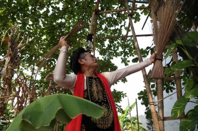 Seniman Meimura memerankan Besut Rusmini ketika memainkan wayang suket di Sanggar Anak Merdeka Indonesia, Surabaya, Jawa Timur, Senin (31/5/2021).