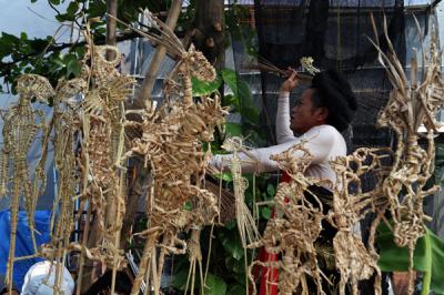 Seniman Meimura memerankan Besut Rusmini ketika memainkan wayang suket di Sanggar Anak Merdeka Indonesia, Surabaya, Jawa Timur, Senin (31/5/2021).