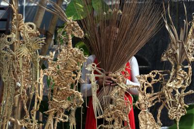 Seniman Meimura memerankan Besut Rusmini ketika memainkan wayang suket di Sanggar Anak Merdeka Indonesia, Surabaya, Jawa Timur, Senin (31/5/2021).