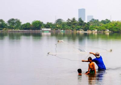 Warga mencari ikan di Situ Cipondoh, Tangerang, Banten, Senin (31/5/2021).