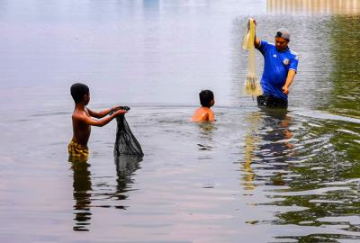 Warga mencari ikan di Situ Cipondoh, Tangerang, Banten, Senin (31/5/2021).