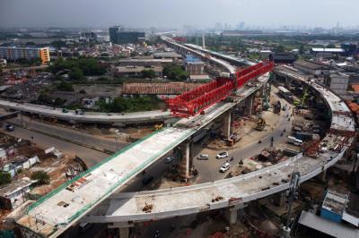 Foto udara progres pembangunan tol dalam kota Kelapa Gading - Pulo Gebang di jalan raya Bekasi, Cakung, Jakarta Timur, Senin (31/5/2021).
