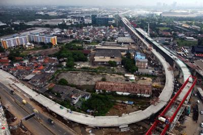 Foto udara progres pembangunan tol dalam kota Kelapa Gading - Pulo Gebang di jalan raya Bekasi, Cakung, Jakarta Timur, Senin (31/5/2021).