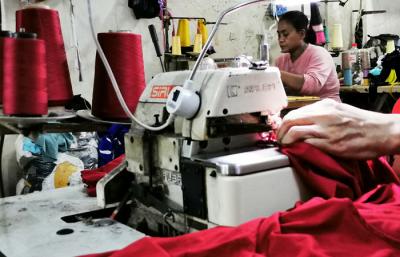Pekerja menyelesaikan produksi pakaian jadi di salah satu konveksi di kawasan Jakarta Barat, Senin (31/5/2021).