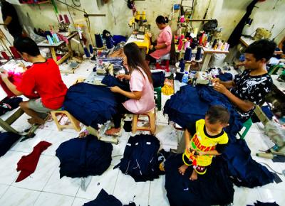 Pekerja menyelesaikan produksi pakaian jadi di salah satu konveksi di kawasan Jakarta Barat, Senin (31/5/2021).