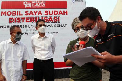 Gerakan 1 Juta Mobil Bebas Virus yang dihelat oleh Dokter Mobil Surabaya di pelataran Pakuwon City Surabaya, Jawa Timur, Senin (31/5/2021).