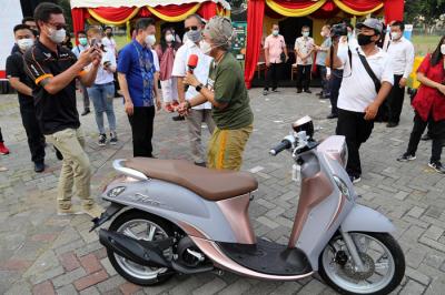 Gerakan 1 Juta Mobil Bebas Virus yang dihelat oleh Dokter Mobil Surabaya di pelataran Pakuwon City Surabaya, Jawa Timur, Senin (31/5/2021).